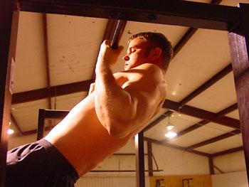 Sternum Chin-ups Dit is een van de beste oefeningen die je voor je rug.