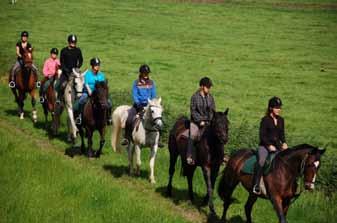 Er zijn vele kinderen en ook ouders uit Spaarndam die bij de manege paard- of pony rijden en ook meedoen aan de FNRS-wedstrijden (FNRS: Federatie van Nederlandse Ruitersportcentra).