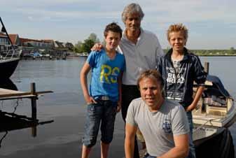 Ons Dorp Zeehond gespot We waren aan het varen op het IJ, toen ik plotseling naar Joost schreeuwde: Kijk, een zeehond!