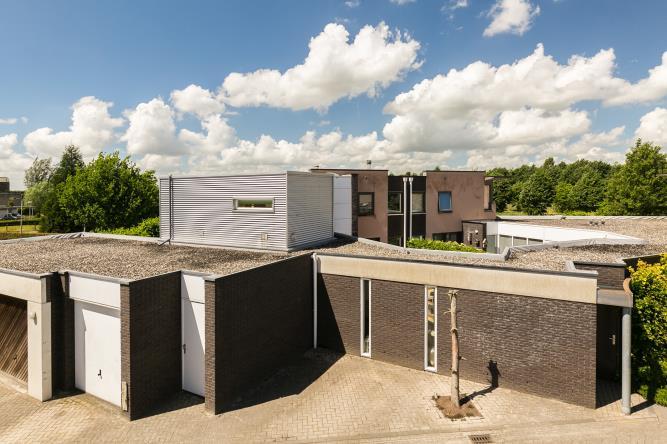 De terrastuin ligt op het zongunstige westen en is onderhoudsvriendelijk ingericht met sierbestrating, bloempotten een rij bomen en een haag. Zowel de woonkamer als de keuken grenzen aan deze tuin.