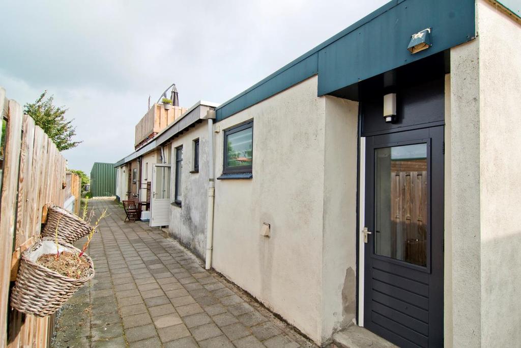 Bouwstijl & ligging De woning vindt haar oorsprong in 1928 en meet een inhoud van circa 400 m³, de perceeloppervlakte bedraagt daarbij tesamen maar liefst 588 m².