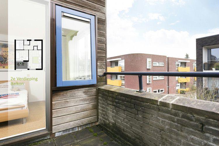 Op de overloop bevinden zich het toilet en een ruime inbouwkast en verder bestaat deze etage uit de woonkamer met open keuken en een heerlijk dakterras.