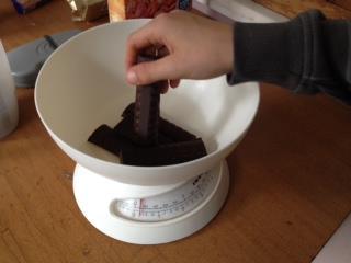 Oefenen van metend rekenen in dagelijkse activiteiten We maken chocoladetaart met smarties!