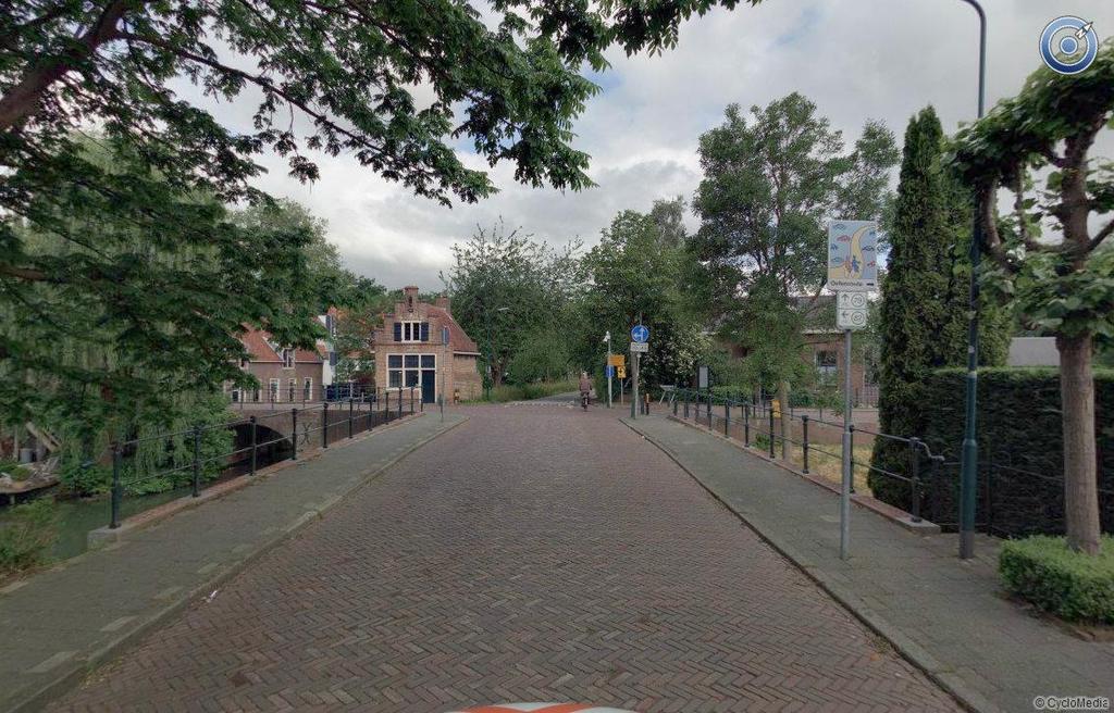 Controlepost 6: IJsselpoort Route De leerling rijdt op de Panoven en gaat rechtsaf de Poortdijk in. Op dit punt kan het erg druk zijn, vooral met fietsers van en naar de binnenstad. Waar op te letten?