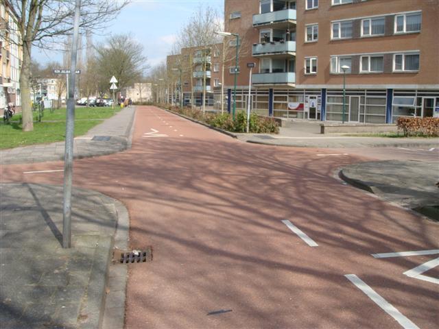 Controlepost 8: Kruising Poortdijk/Duitslandstraat/Koningin Julianalaan Route De leerling rijdt op de Poortdijk en komt bij de kruising Poortdijk/Koningin Julianalaan/ Duitslandstraat aan.