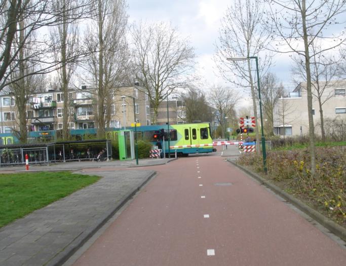 Controlepost 9: Tramovergang Poortdijk Route De leerling rijdt op de Poortdijk en kruist op weg naar de Televisiebaan de trambaan. Waar op te letten?