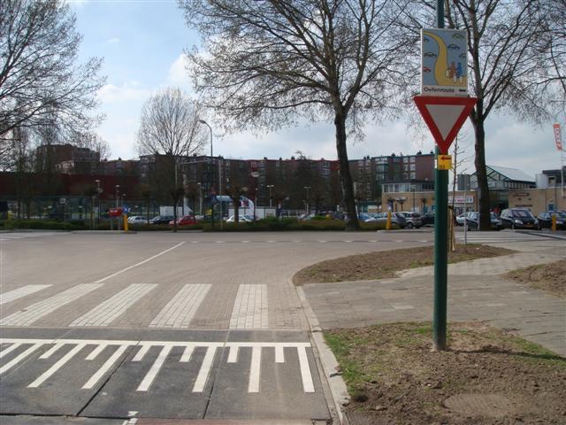 Controlepost 10: Kruising Televisiebaan/De Baan Route De leerling rijdt op de Televisiebaan en slaat linksaf De Baan op (richting Oranje Nassaulaan). In de spits rijdt er een bus op de Televisiebaan.