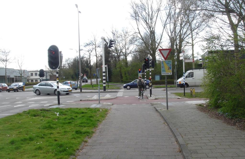 Controlepost 11: Kruising Zomerdijk/Oranje Nassaulaan Route De leerling rijdt op het fietspad van de Oranje Nassaulaan en steekt rechtdoor, de Zomerdijk, over. Hier staan verkeerslichten.