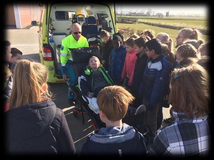 Verschillende groepen kregen uitleg over hoe alles werkt en mochten uiteraard ook een kijkje nemen in de ambulance. De meeste leerlingen vonden dit heel interessant.