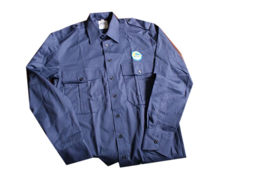 Versie 14-11-2015 Verplicht deel werktenue: Werkhemd Donkerblauw werkhemd met vast epauletten.