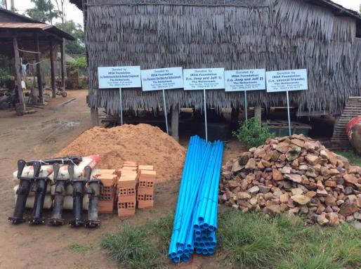 De initiatiefnemers maakten in 2012 tijdens een ezoek aan Camodja kennis met de inspirerende gids Pich Sovirak die hun liet hun kennis maken met het dorpje Svay Thom Village (vlakij Siem Reap, de