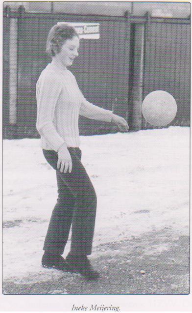 In het seizoen 1971/1972 werd het damesvoetbal door de K.N.V.B. officieel erkend. Inmiddels was er zoveel belangstelling in Drenthe voor het damesvoetbal dat er twee klassen konden worden geformeerd.