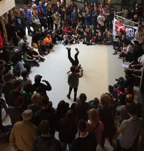 De skaters waren allemaal aanwezig, het freerunparcours werd volop gebruikt en de dj verzorgde de muziek bij de dansbattles.