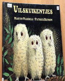 Uilskuikentjes / tekst Martin Waddell Als drie jonge uilen merken dat hun moeder 's nachts weg is, zijn ze bang.