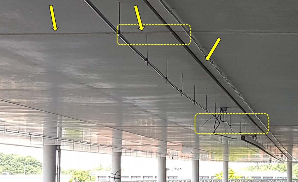 foto 4 Onderzijde dakvloer met wijde langsnaad 3 en een beperkt hoogte verschil tussen twee aansluitende breedplaten [72] Tot slot wordt gewezen op de scheurvorming die bij verschillende