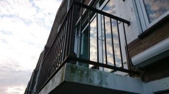 Balkon 1 e verdieping Op de eerste verdieping is een uitkragend betonnen balkon aanwezig.
