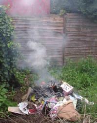 TIP December Sluikverbranden: waar rook is, wordt het duur Sommige mensen durven in de tuin nog steeds afval verbranden.