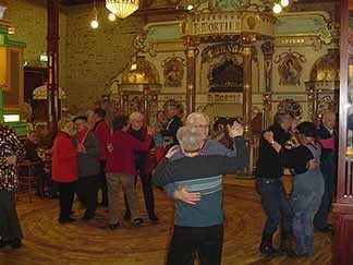 Zondag 22 oktober Museum Dansant Soet en Vermaeck In een sfeer die bepaald wordt door prachtige orgels, mahonie, kristal en spiegels beleeft u een dag die u nimmer meer zal vergeten.