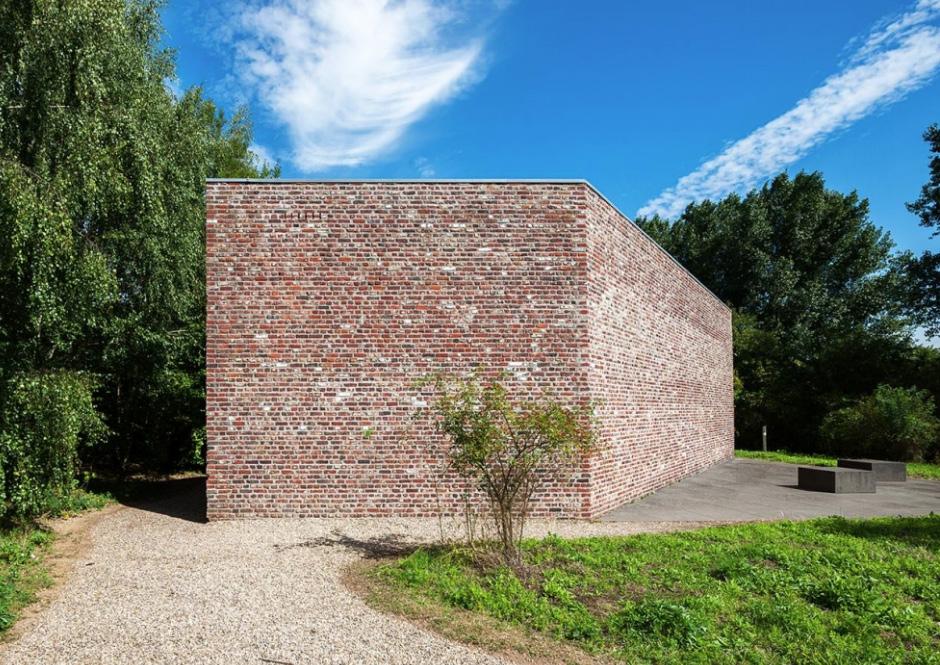 8 HET 1BEGIN In de collectie Museum Insel Hombroich zijn ook enkele werken van Gerrit Rietveld opgenomen. Zo ontstonden de gebouwen waar Müller zijn verzameling kon onderbrengen.