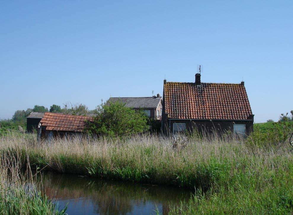 INLEIDING - Wie vanaf het zuiden het dorp Schardam benadert ziet direct het perceel in de bocht van de dijk liggen.