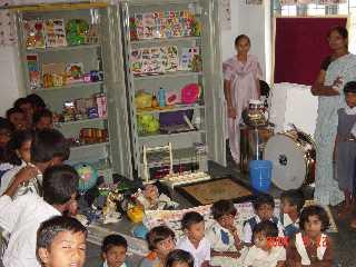 Kastenplan Tijdens ons werkbezoek van maart 2004 bleek dat lesmateriaal snel uit de scholen verdwijnt.