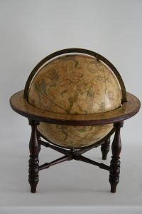 Een oude globe is opgeplakt met stijfsel en dat kun je altijd losweken. Je hebt honderden globes gezien. Hoe zien die er van binnen uit?