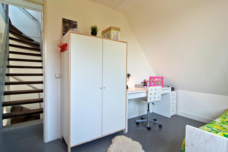 SLAAPKAMER lll Deze slaapkamer is gelegen aan de voorzijde van de woning.