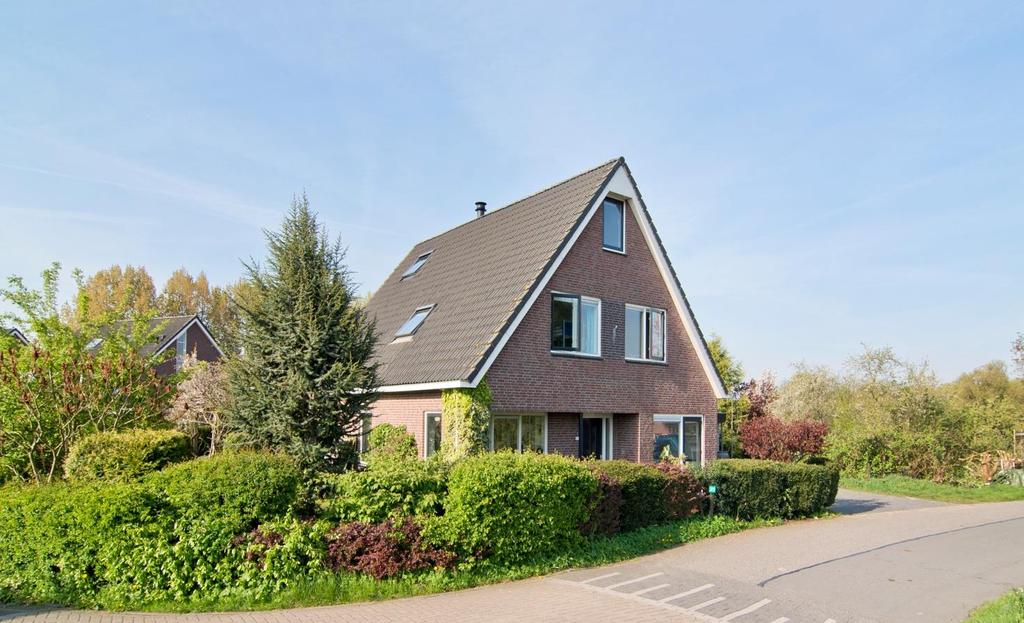 BOUWSTIJL Vrijstaande woning met schuur, tuin en weide, gelegen in een buurtschap ten zuiden van Waaldijk (een voormalige steenfabriek), 3-laags met een zadeldak.