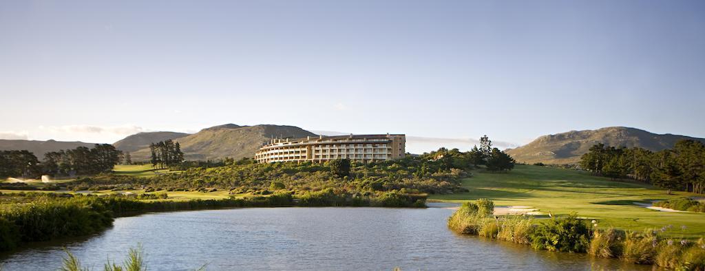 STOP 1: Hermanus Arabella Hotel & Spa ***** Het elegante 5-sterrenhotel is zeer rustig en ideaal gelegen, te midden van een uitgestrekt privédomein (met 18 holes golf) en uitzicht