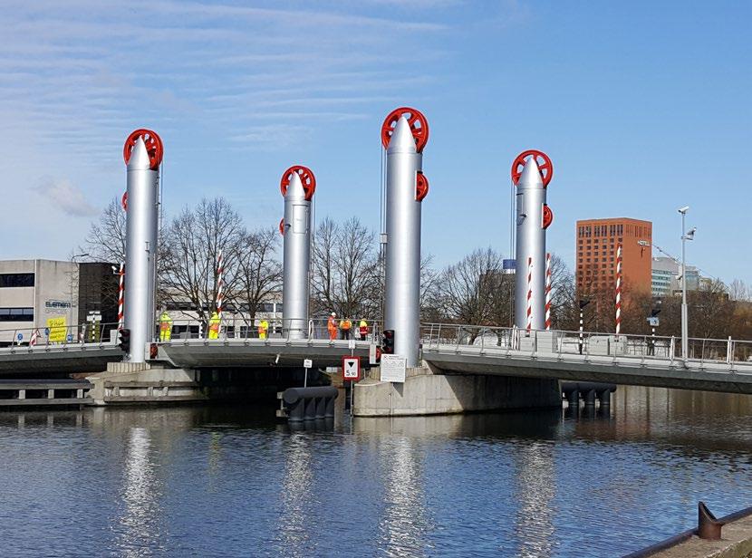 DE LIESBOSCHBRUG kan er weer tegen! De Liesboschbrug is een hefbrug over het Merwedekanaal op de gemeentegrens van Utrecht en Nieuwegein.