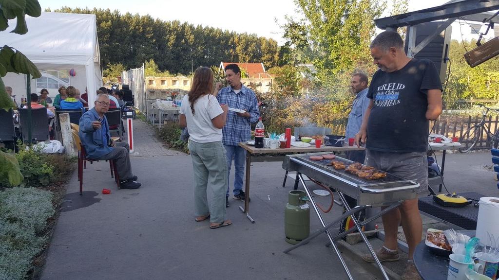 Extra leuk was dat een aantal van onze Syrische leden de Halal BBQ verzorgden maar ook een aantal andere leden aan het