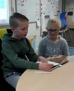 In de Regenboogklas zijn de kinderen de punten zegels van Douwe Egberts van juf aan het uitzoeken. Groep 4 oefent de tafel van 4 en sprongen van 10 en 20. Groep 3 helpt al goed mee!