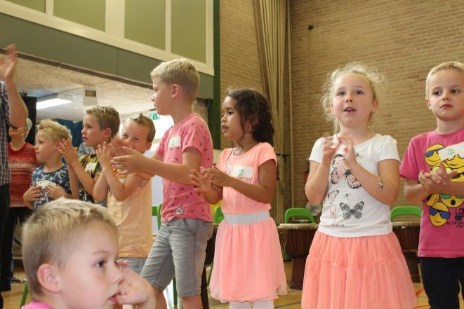 Ook de afsluiting in de gymzaal werd enorm druk bezocht. Alle kinderen kregen van te voren een rolfluitje met uitnodiging voor het feest mee naar huis, waarop stond: We gaan herrie maken!