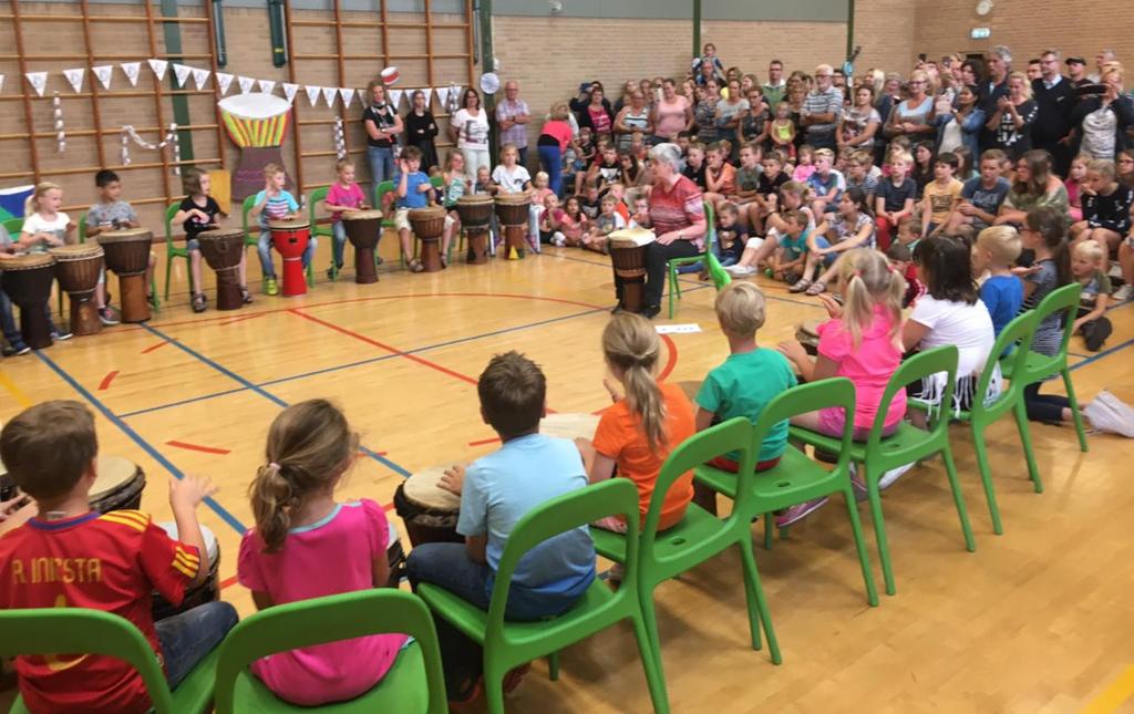 Groep 7/8 had voor een groot deel van de feestelijke aankleding gezorgd, door weken van te voren allerlei kartonnen instrumenten te tekenen en verven.