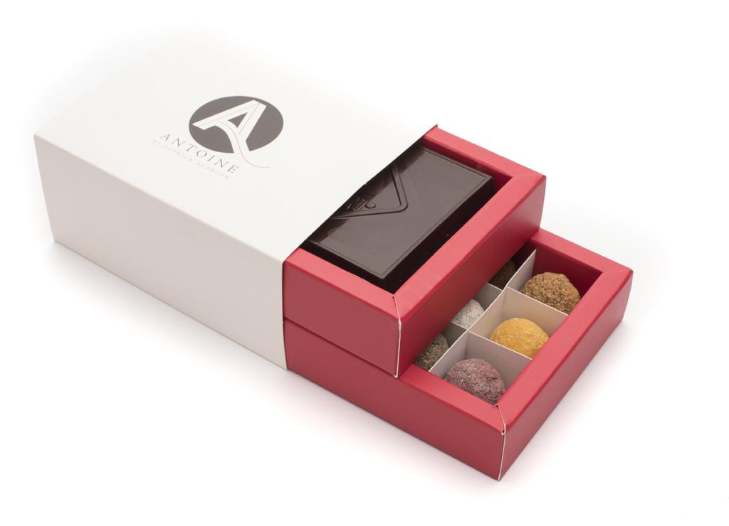 DOOSJE GEPERSONALISEERDE TABLET Een Antoine sleeve gevuld met een chocolade tablet van 150 gr met uw gepersonaliseerde boodschap Tablet van -/+ 150 gr gemaakt met zwarte origin chocolade 64%.