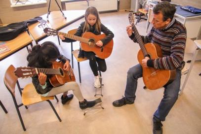 Verschillende geledingen die binnen de school actief zijn presenteerden zich, zoals de medezeggenschapsraad, de activiteitencommissie en de leerlingenraad.