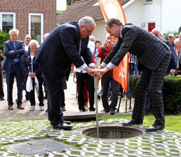 Ontkluizing Keutelbeek fase 1a Op 25 september 2014 hebben wethouder Peter Hovens en Jan Schrijen, voorzitter van Waterschap Roer en Overmaas, de eerste fase van de ontkluisde Keutelbeek officieel in