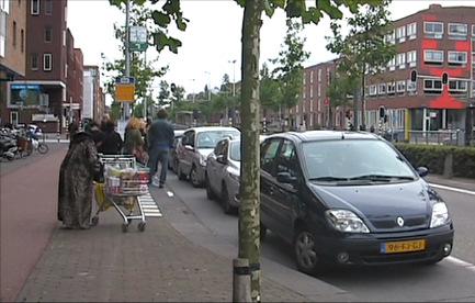 Resultaten en conclusies van het onderzoek Beeld van IJburglaan noordkant bij het winkelcentrum (locatie 15) Conclusie: er is geen toename van het aantal momenten van een parkeerbezetting van meer