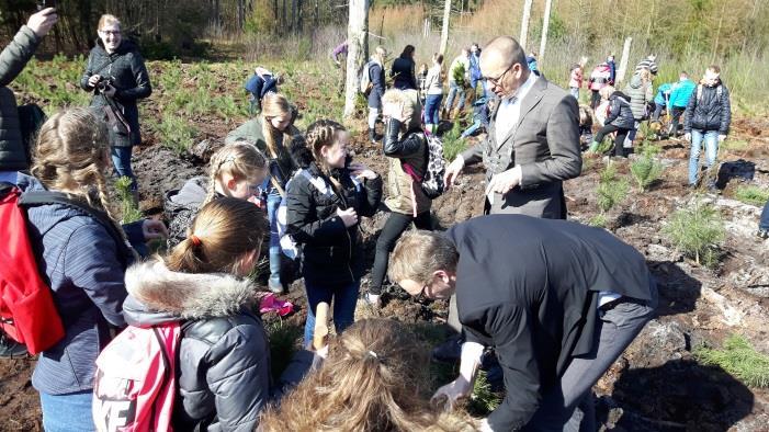 planten. De groepen 7 van de CNS waren daar ook bij aanwezig.