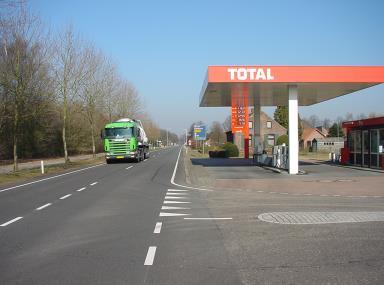 Kenmerkend is de situering van de woningen (achterkanten) tegen de bosrand.