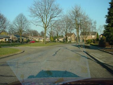 waarbij accenten toegestaan kunnen worden die positief afwijken op een of twee punten van de bestaande stedenbouwkundige context. Het overwegend kleinschalige, bestaande beeld respecteren.