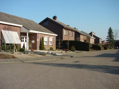 Het grootschalige schoolcomplex contrasteert met de kleinschalige basisstructuur.