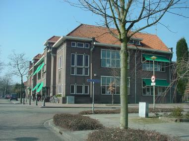 De Noorderbaan met groenzone en de Provinciale weg, Biesstraat vormen barrières naar het landschap.