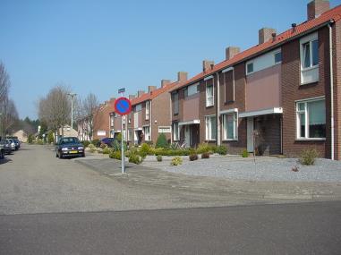 Aan de westzijde grenst de woonbuurt aan een klein bedrijvengebied (Heythuysen west).