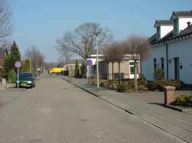 Het blokpatroon met woonstraten ligt rondom de kerk en langs de Wessemerlossing waardoor een tweedeling is ontstaan rond de sportvelden.