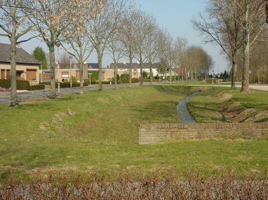 Kenmerkend is de brede doorgang van de beekzone door de kern. Het Kanaal Wessem-Nederweert en de A2 vormen een barrière.