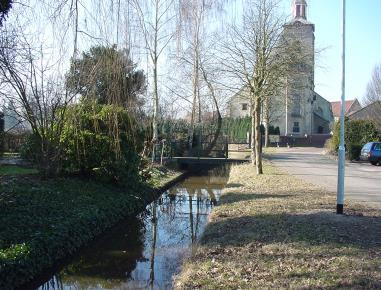 De ruimte rond de kerk is amorf door ontbrekende bebouwing en doorzicht naar het landschap. Decenniumuitbreidingen zijn beperkt.