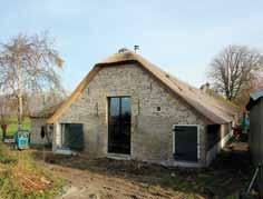 De pastorie heeft een fraai interieur met veel oorspronkelijk glas in lood, tegelwerk en een aantal bijzondere schouwen. Onlangs werd het casco van de pastorie gerestaureerd.