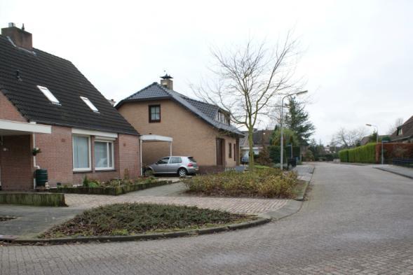 Algemeen: Instapklare twee-onder-één-kap woning met 3 slaapkamers, garage, carport en achtertuin