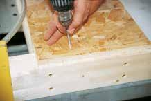 In de punt van de schroef is een tegengestelde schroefdraadgang die zorgt dat de splijtwerking van het hout tot een minimum word beperkt, waardoor ook korter op de rand kan worden geschroefd.